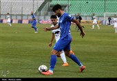 دیدار تیم‌های فوتبال  ذوب‌آهن اصفهان و استقلال تهران