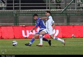 دیدار تیم‌های فوتبال  ذوب‌آهن اصفهان و استقلال تهران