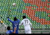 دیدار تیم‌های فوتبال  ذوب‌آهن اصفهان و استقلال تهران
