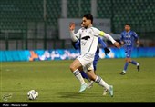 دیدار تیم‌های فوتبال  ذوب‌آهن اصفهان و استقلال تهران