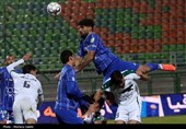 دیدار تیم‌های فوتبال  ذوب‌آهن اصفهان و استقلال تهران