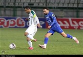 دیدار تیم‌های فوتبال  ذوب‌آهن اصفهان و استقلال تهران