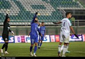 دیدار تیم‌های فوتبال  ذوب‌آهن اصفهان و استقلال تهران