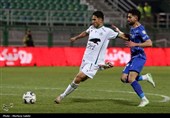 دیدار تیم‌های فوتبال  ذوب‌آهن اصفهان و استقلال تهران