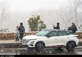 جاده برفی و ترافیک نیمه‌سنگین در محورهای ورودی تهران