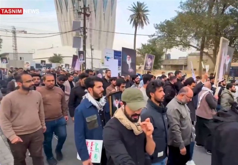 تجمع شعبي عراقي يرفض التهديدات الأمريكية ويؤكد الاصطفاف مع إيران