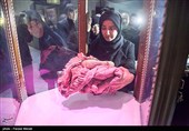 اهدای لباسهای شهیده ملینا اسدی به موزه دفاع مقدس-کرمانشاه