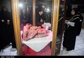 اهدای لباسهای شهیده ملینا اسدی به موزه دفاع مقدس-کرمانشاه