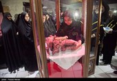 اهدای لباسهای شهیده ملینا اسدی به موزه دفاع مقدس-کرمانشاه