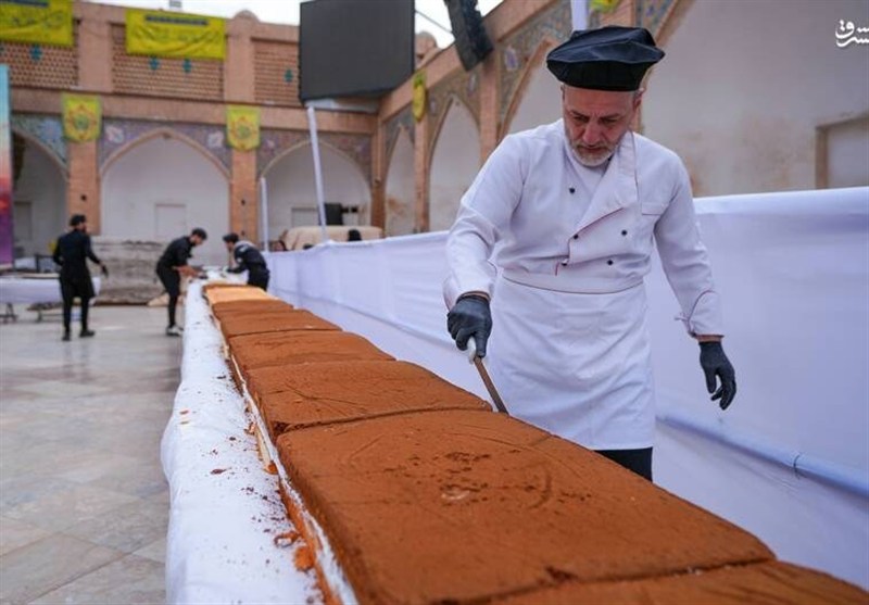 ساخت کیک بزرگ ولادت امام عصر(عج) در حرمین سامرا