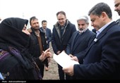 بازدید استاندار اردبیل از گلخانه‌ای هوشمند هیدروپونیک در پارس‌آباد