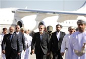 لاریجانی یصل مسقط.. ووزیر المکتب السلطانی العُمانی یستقبله فی المطار