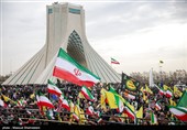 ملایین الإیرانیین یحیون ذکرى انتصار الثورة الإسلامیة فی مسیرات حاشدة