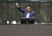 نماینده مجلس عکس مکرون و سران اروپا را به سطل زباله انداخت