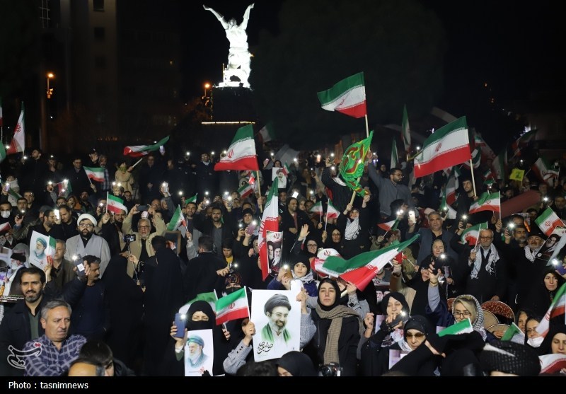 تجمع مردم کردستان برای اعلام بیعت با سومین رهبر انقلاب