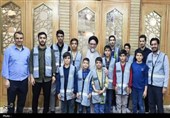 آخرین عکس یادگاری وزیر شهید اطلاعات با خادمان آیین ترتیل‌خوانی حرم