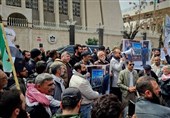 پایین کشیدن پرچم سفارت امارات در سوریه در راهپیمایی اعتراضی اهالی دمشق
