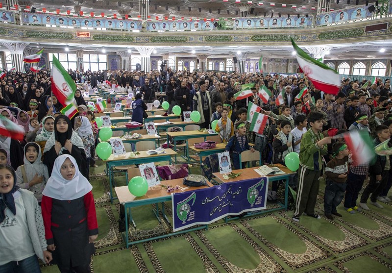 اجتماع دانش‌آموزی چهلم رهبر شهید و شهدای مدرسه میناب در شهرکرد