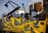 200 کبوتر روی اتوبوس موشک خورده/ ققنوس وار از خاکستر برمی‌خیزیم