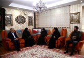 دیدار وزیرعلوم با خانواده شهید امیر نصیرزاده