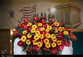 گل‌آرایی ضریح مطهر حرم حضرت معصومه(س)