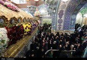 گل‌آرایی ضریح مطهر حرم حضرت معصومه(س)