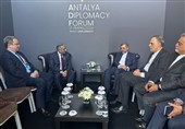دیدار دبیرکل دی8 با معاون عراقچی