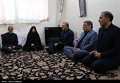 دیدار معاون فرهنگی بنیاد شهید کشور با خانواده‌های شهدای جنگ رمضان البرز