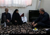 دیدار معاون فرهنگی بنیاد شهید کشور با خانواده‌های شهدای جنگ رمضان البرز