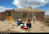 زنان روستای عبدالملکی سبزوار بیشترین فشار را در نبود آب و ریزش قنات تحمل می‌کنند؛ چرا که برای شست‌وشوی لباس، ظروف و تأمین آب مصرفی منزل، روزانه تا سه مرتبه مجبور به طی این مسیر هستند. این در حالی است که به دلیل ریزش و گرفتگی مسیر قنات، حجم آب نیز کاهش یافته و امکان برداشت آب در حد نیاز خانواده‌ها فراهم نیست.