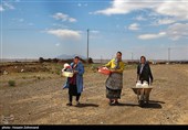 زنان روستای عبدالملکی سبزوار بیشترین فشار را در نبود آب و ریزش قنات تحمل می‌کنند؛ چرا که برای شست‌وشوی لباس، ظروف و تأمین آب مصرفی منزل، روزانه تا سه مرتبه مجبور به طی این مسیر هستند. این در حالی است که به دلیل ریزش و گرفتگی مسیر قنات، حجم آب نیز کاهش یافته و امکان برداشت آب در حد نیاز خانواده‌ها فراهم نیست.