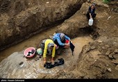 زنان روستای عبدالملکی سبزوار بیشترین فشار را در نبود آب و ریزش قنات تحمل می‌کنند؛ چرا که برای شست‌وشوی لباس، ظروف و تأمین آب مصرفی منزل، روزانه تا سه مرتبه مجبور به طی این مسیر هستند. این در حالی است که به دلیل ریزش و گرفتگی مسیر قنات، حجم آب نیز کاهش یافته و امکان برداشت آب در حد نیاز خانواده‌ها فراهم نیست.