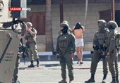 العدو الإسرائیلی یعتقل 14 فلسطینیا بینهم صحفی وطفل وأسرى محررون من الضفة الغربیة