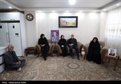 دیدار اعضای دفتر خبرگزاری تسنیم همدان با خانواده شهید وحید لطفی