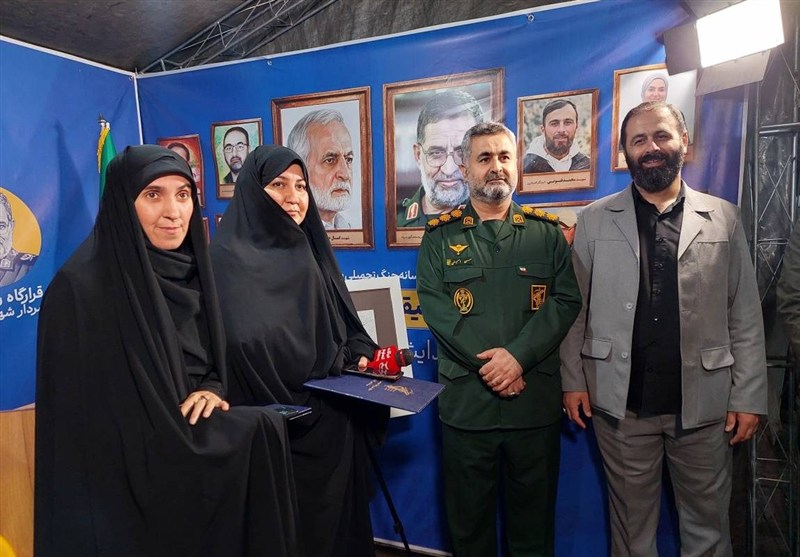 تقدیر از بانوی معلم خبرنگار که در قاب رسانه، حقیقت را فریاد می‌زند