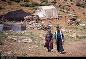  در این قاب‌ها، زندگی با تقسیم کاری نانوشته اما موازی جریان دارد؛ جایی که مردان مظهر استقامت کوهستان‌اند و زنان، فراتر از نقش‌های سنتی خانه، دوشادوش آن‌ها بار سنگین امورات ایل را به دوش می‌کشند.