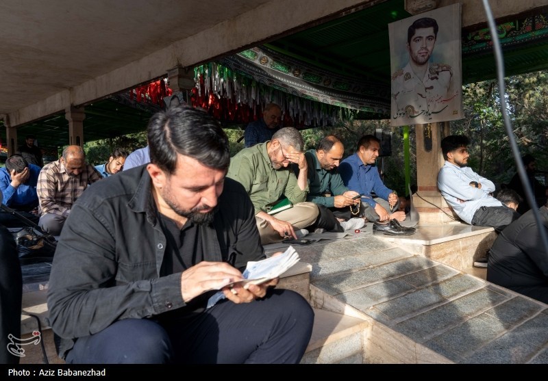 زمزمه دعای عرفه در جوار شهدای گمنام در گرگان