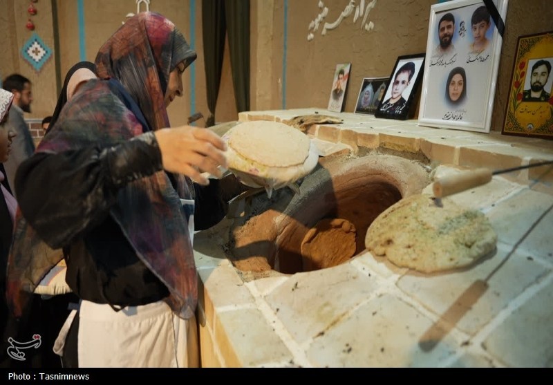 پخت نان برای رزمندگان با دستان خانواده‌های شهدا