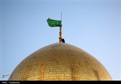 پرچم حرم بانوی کرامت به رنگ عزا درآمد