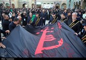 پرچم حرم بانوی کرامت به رنگ عزا درآمد