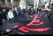 پرچم حرم بانوی کرامت به رنگ عزا درآمد