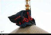 پرچم حرم بانوی کرامت به رنگ عزا درآمد