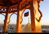 پرچم حرم بانوی کرامت به رنگ عزا درآمد