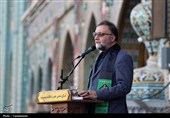 پرچم حرم بانوی کرامت به رنگ عزا درآمد