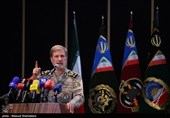 مراسم تجلیل و اهدای نشان فداکاری به خانواده‌های شهدا