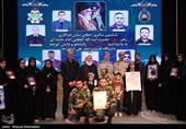 مراسم تجلیل و اهدای نشان فداکاری به خانواده‌های شهدا