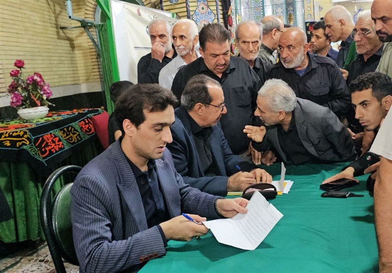 میز خدمت قضایی در نماز جمعه ورامین؛ پاسخگویی مستقیم به مطالبات مردم