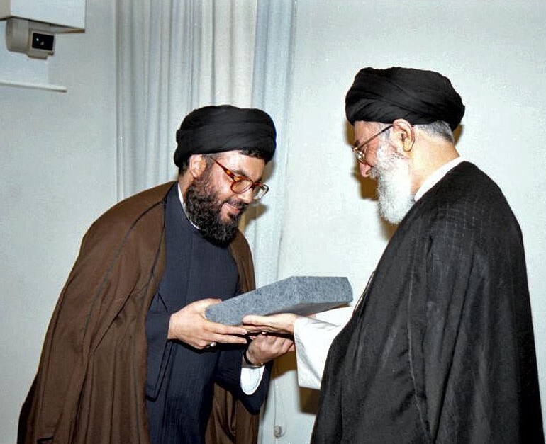السيد حسن نصر الله , الإمام الخامنئي , آية الله السيد مجتبى الخامنئي ,  تشييع الامام الخامنئي , قائد الثورة الإسلامية , 