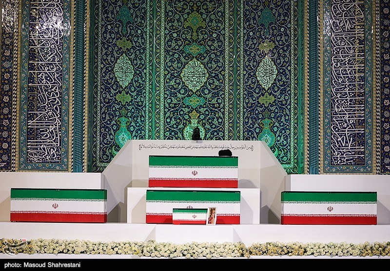 ادای احترام برخی مهمانان و مسئولان خارجی به پیکر امام شهید