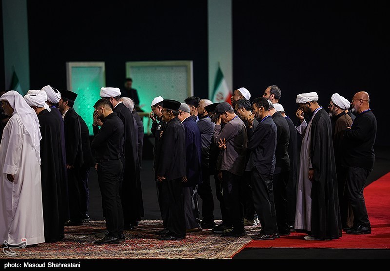 ادای احترام برخی مهمانان و مسئولان خارجی به پیکر امام شهید